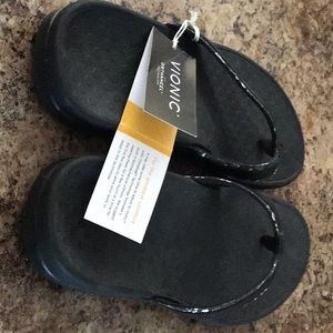 Never worn Vionic flip flops